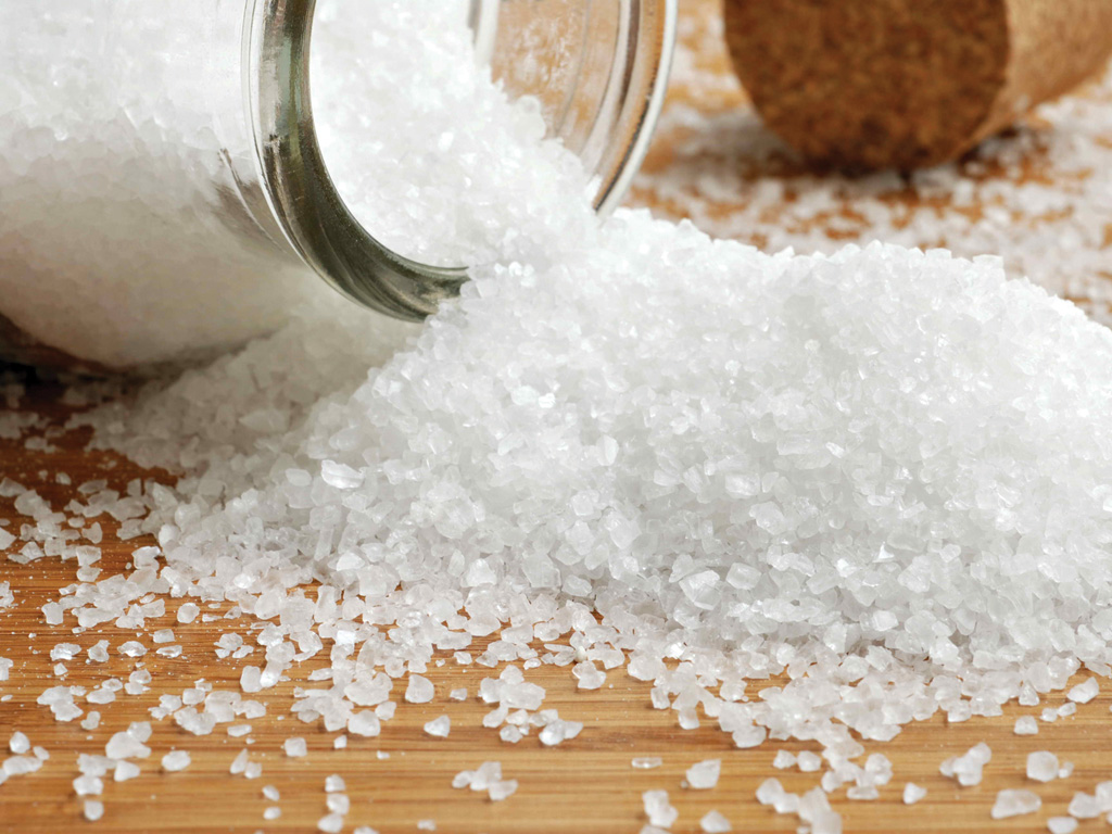 Nên hạn chế muối cũng như các chất mặn khác để bảo vệ thận - Ảnh: Shutterstock