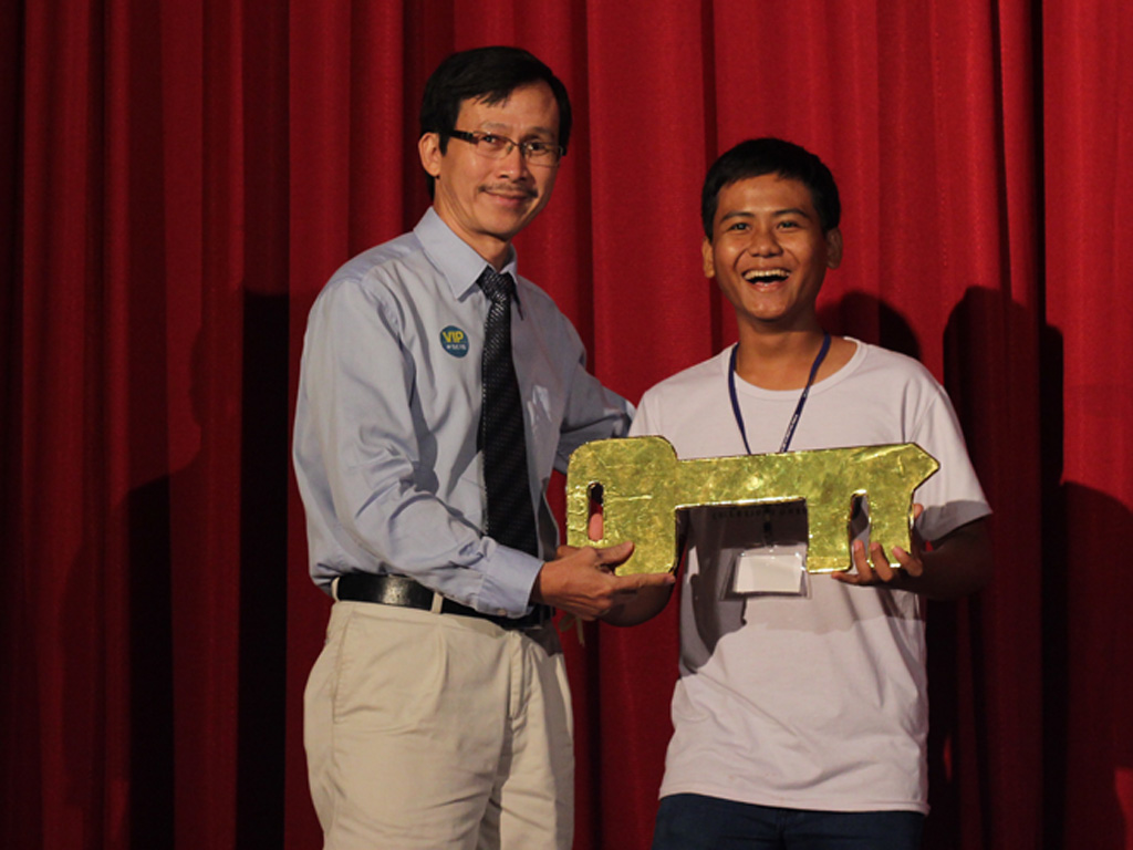 Tiến sĩ Huỳnh Văn Thông (trưởng khoa Báo chí và Truyền thông) thực hiện nghi thức trao chìa khóa cho tân sinh viên khóa K15 - Ảnh: Yến My