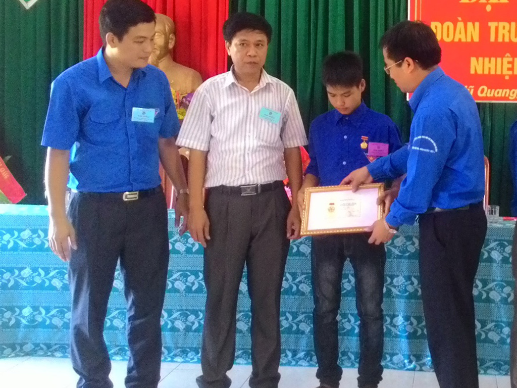 Trao tặng Huy hiệu Tuổi trẻ dũng cảm của T.Ư Đoàn cho nam sinh Nguyễn Hữu Thắng - Ảnh: Nguyên Dũng