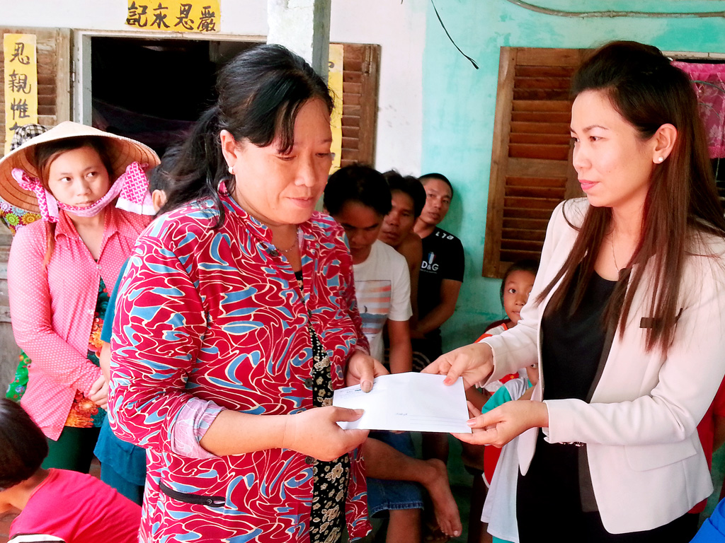 Đại diện Báo Thanh Niên trao tiền hỗ trợ gia đình ngư dân gặp nạn ngụ tại Sóc Trăng - Ảnh: Trần Thanh Phong