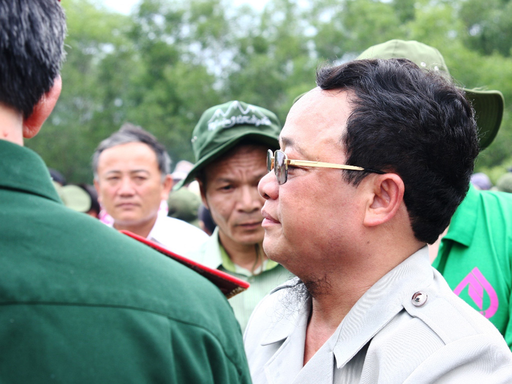 “Cậu Thủy” trong 1 lần “hành đạo” tìm liệt sĩ tại Quảng Trị - Ảnh: Nguyễn Phúc - Thanh Lộc