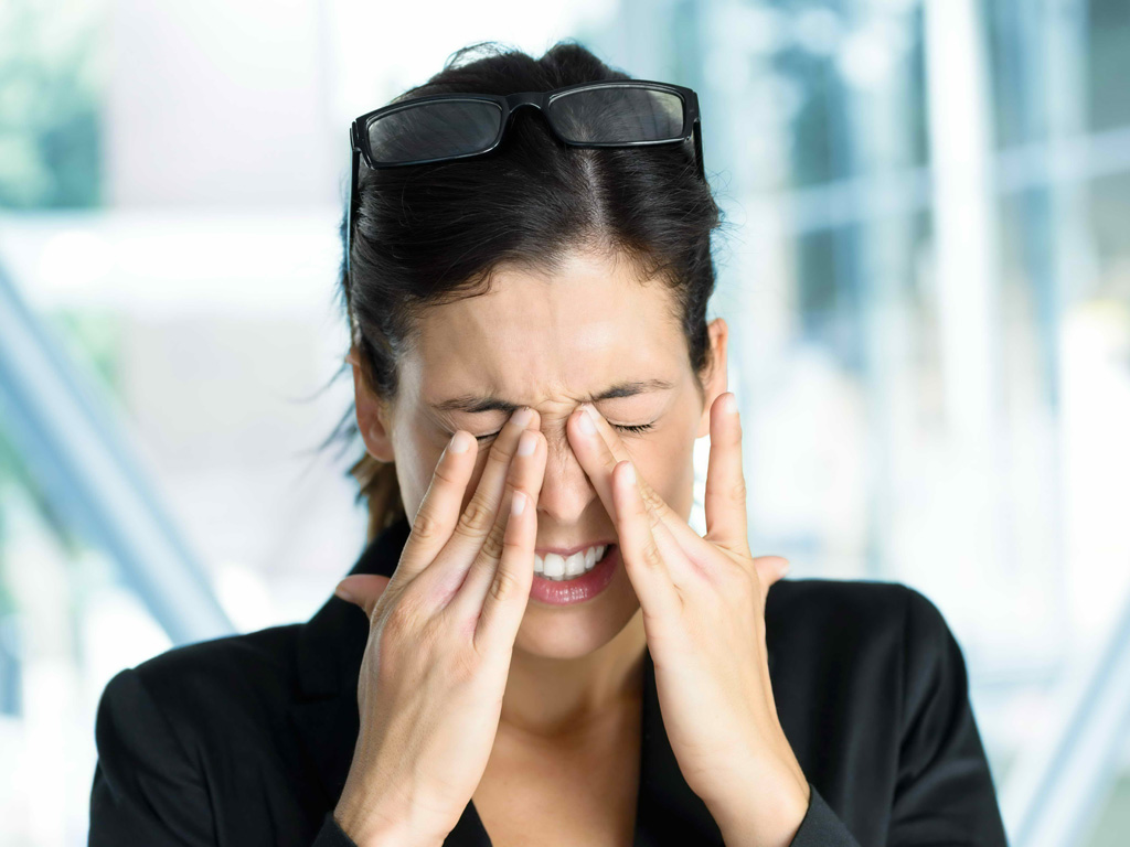 Mệt mỏi, đau đầu có thể do dư thừa độc tố trong cơ thể - Ảnh: Shutterstock