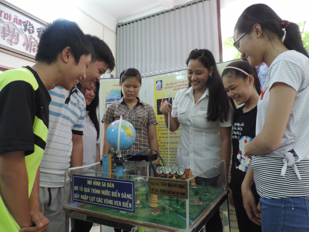 Trần Đào Hải Ngọc (giữa) thuyết trình về mô hình sa bàn cảnh báo nước biển dâng - Ảnh: Tâm Ngọc