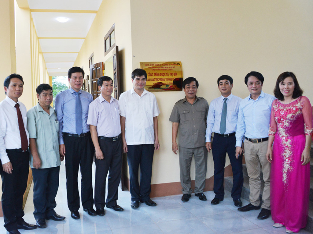 Ông Nguyễn Kim Anh - Phó Thống đốc NHNN (thứ 4 từ phải sang) cùng Ban lãnh đạo Vietcombank và các đại biểu chụp ảnh lưu niệm tại Nhà lớp học 2 tầng 8 phòng do Vietcombank tài trợ xây dựng