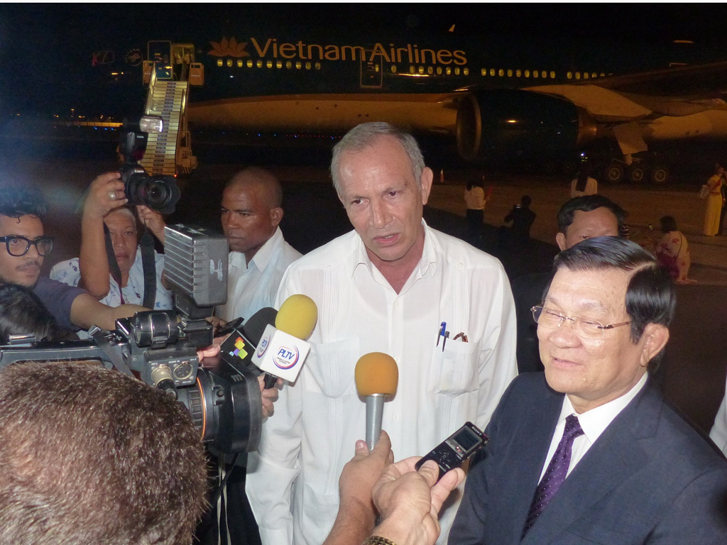 Chủ tịch nước trả lời báo chí Cuba ngay tại sân bay sau khi tới Cuba bắt đầu chuyến thăm chính thức - Ảnh: Trường Sơn