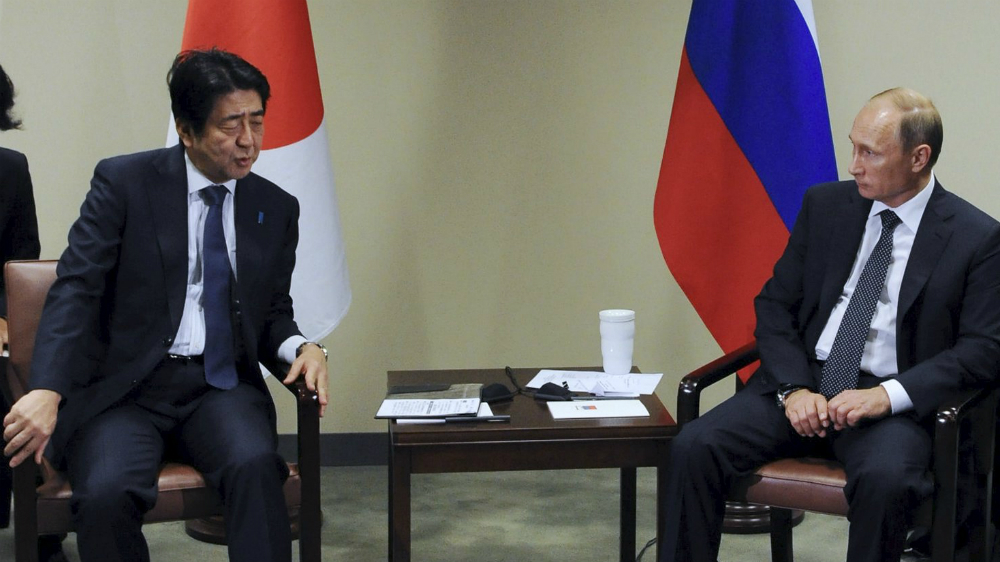 Tổng thống Nga Vladimir Putin và Thủ tướng Nhật Bản Shinzo Abe gặp nhau bên lề cuộc họp Đại hội đồng Liên Hiệp Quốc - Ảnh: Reuters