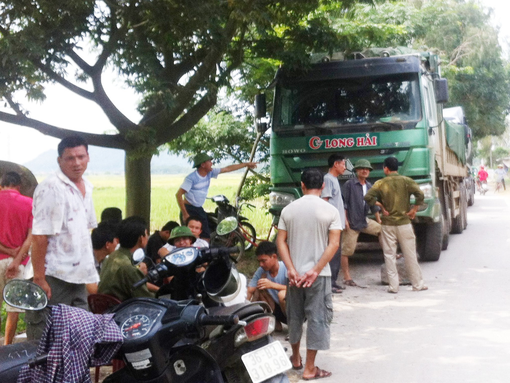 Người dân chặn đường, ngăn xe qua tải - Ảnh: Hải Tần
