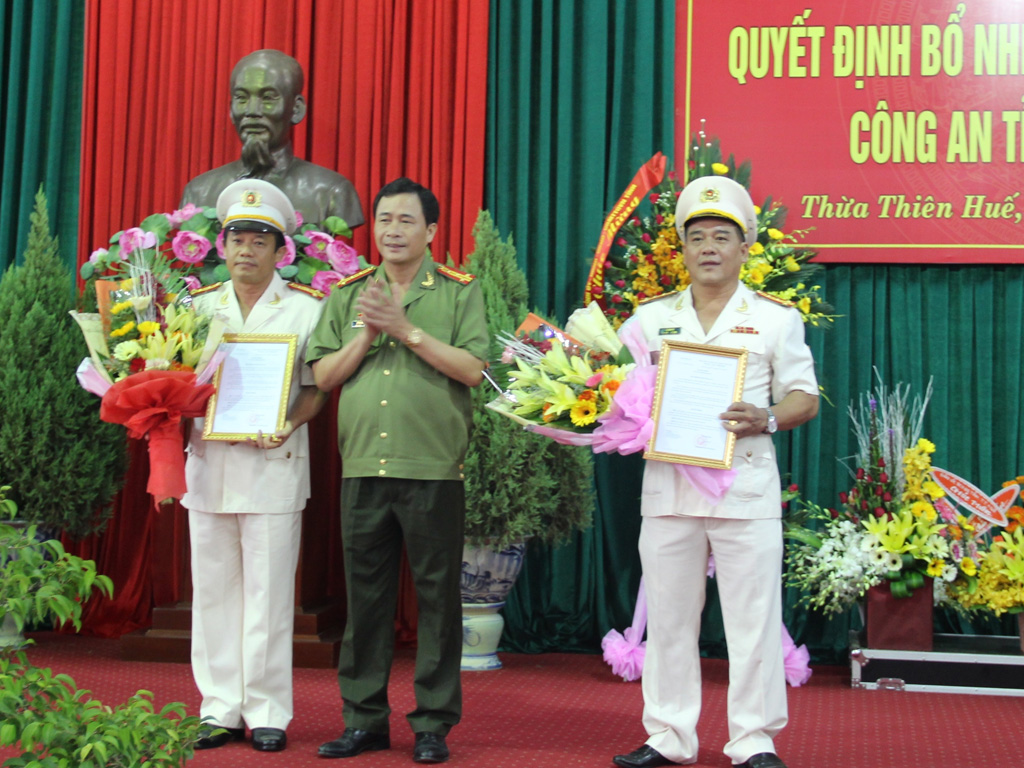 Đaị tá Lê Quốc Hùng Giám đốc Công an tỉnh Thừa Thiên- Huế (giữa) trao quyết định bổ nhiệm Phó giám đốc Công an tỉnh cho cho đại tá Đặng Ngọc Sơn (trái) và đại tá Lê Văn Vũ (phải)