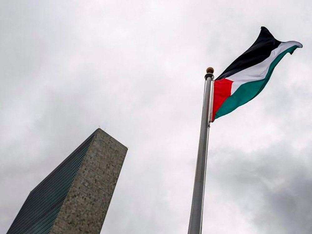 Cờ Palestine được kéo lên lần đầu tại trụ sở LHQ ngày 30.9 - Ảnh: Reuters