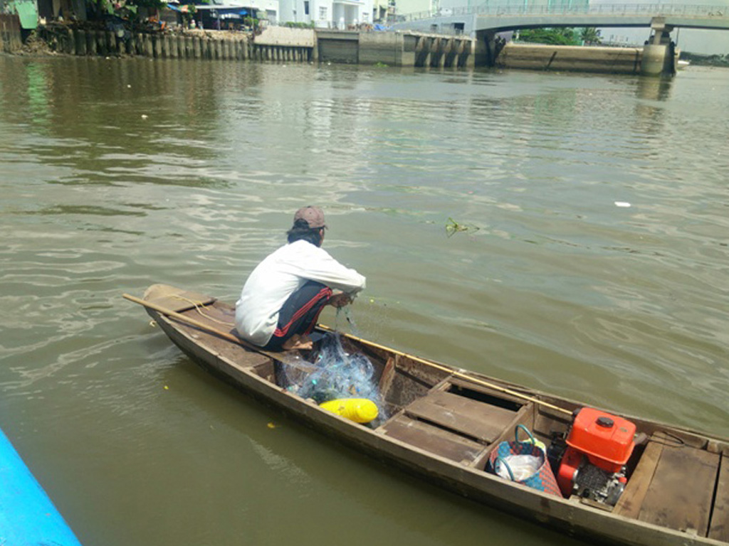 Người đang thả lưới, chài cá trên kênh Nhiêu Lộc bị phát hiện