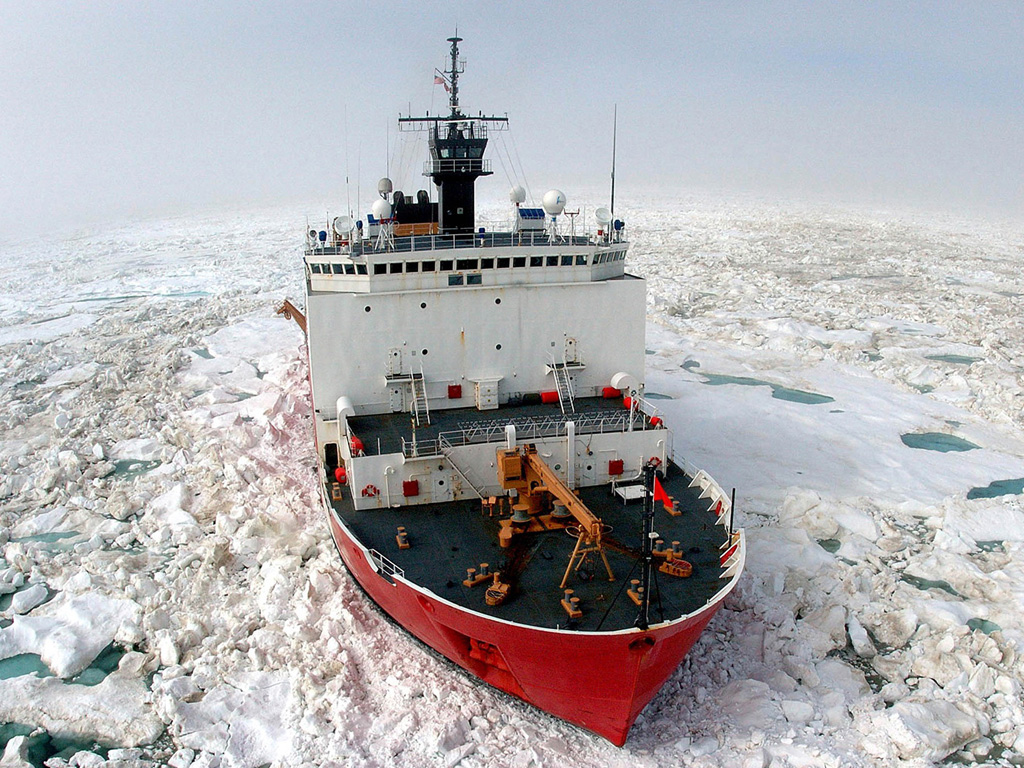 Một tàu phá băng cũ kỹ của tuần duyên Mỹ ở Bắc Băng Dương - Ảnh: NPR