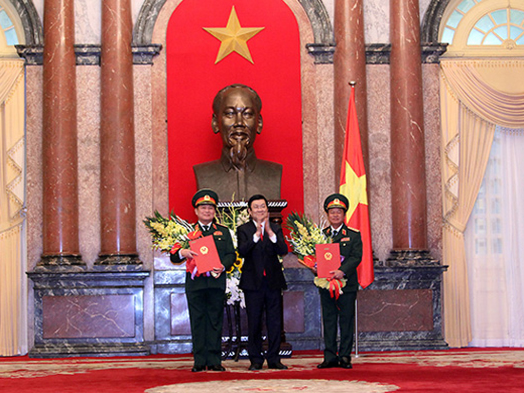 Chủ tịch nước Trương Tấn Sang trao Quyết định thăng quân hàm từ Thượng tướng lên Đại tướng cho đồng chí Ngô Xuân Lịch và đồng chí Đỗ Bá Tỵ - Ảnh Mod.gov.vn