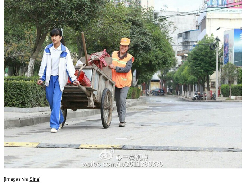 Hai mẹ con cùng làm việc trên phố - Ảnh chụp màn hình trang tin Shanghaiist