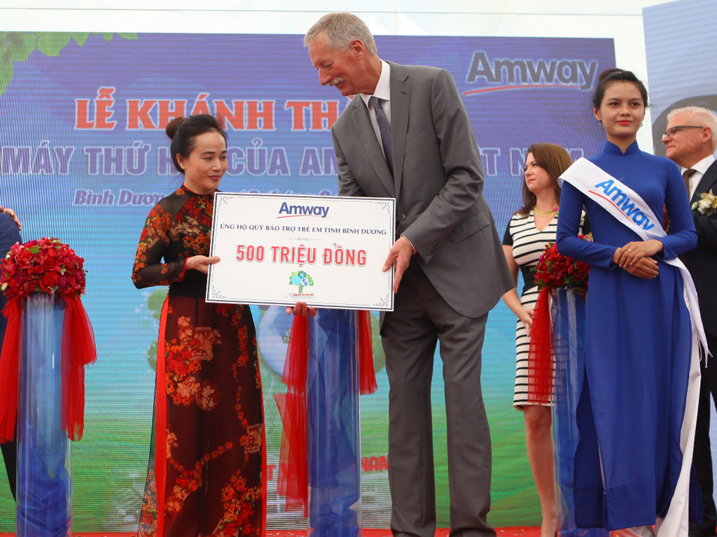 Trong lễ khai trương nhà máy thứ 2 của Amway tại Việt Nam, ông Steve Van Andel - Chủ tịch tập đoàn Amway đã trao 500 triệu ủng hộ Quỹ bảo trợ trẻ em tỉnh Bình Dương