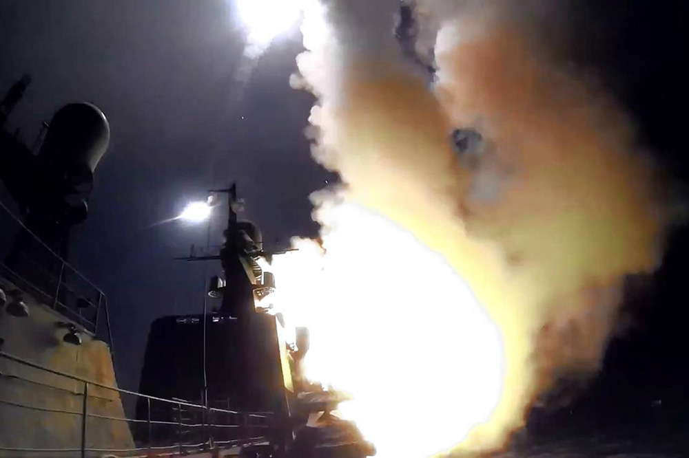 Tàu chiến Nga từ biển Caspian phóng tên lửa Klub tiêu diệt quân IS ở Syria, cách đó 1.500 km - Ảnh: TASS