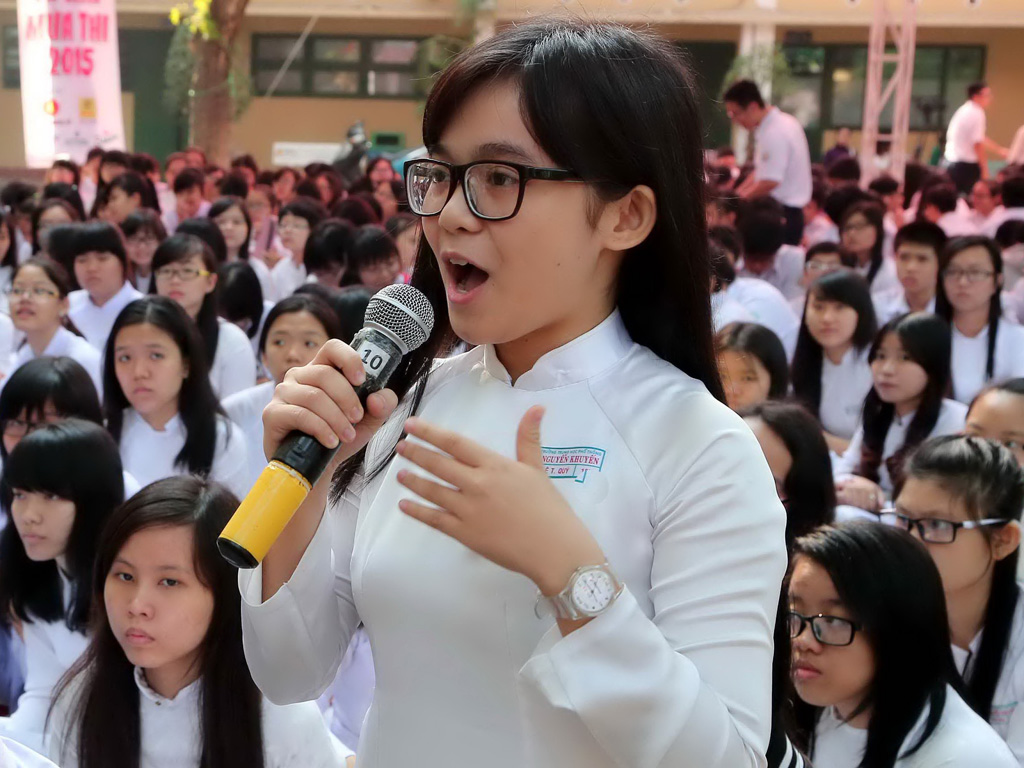 Học sinh Trường THPT Nguyễn Khuyến (TP.HCM) trong chương trình Tư vấn mùa thi của Báo Thanh Niên diễn ra tại trường này - Ảnh: Đào Ngọc Thạch