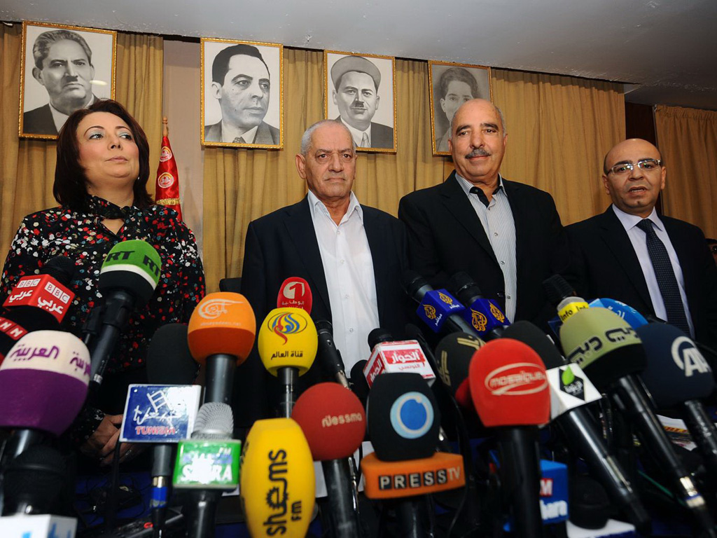 Đại diện cho Bộ tứ Đối thoại quốc gia Tunisia trong một cuộc họp báo năm ngoái - Ảnh: AFP