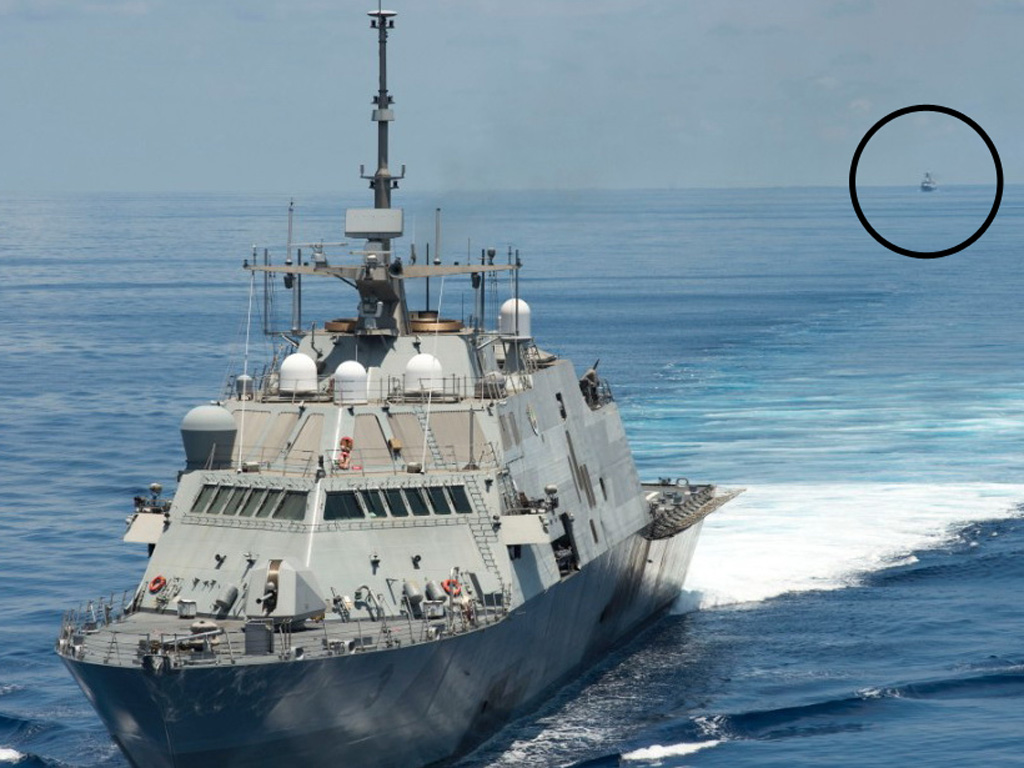 Một tàu chiến Trung Quốc (xa) bám đuổi tàu tác chiến cận bờ USS Fort Worth của Mỹ ở gần Trường Sa hồi tháng 5.2015 - Ảnh: Hải quân Mỹ