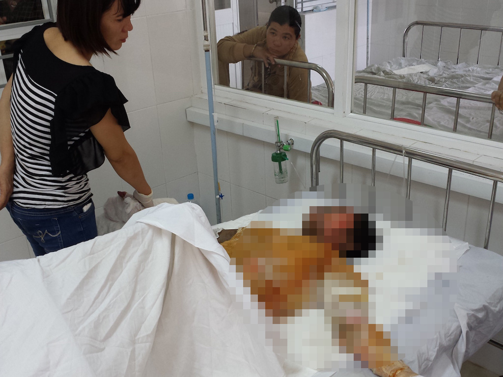 Bà G. đang được cấp cứu tại Bệnh viện đa khoa tỉnh Bình Định - Ảnh: Tâm Ngọc