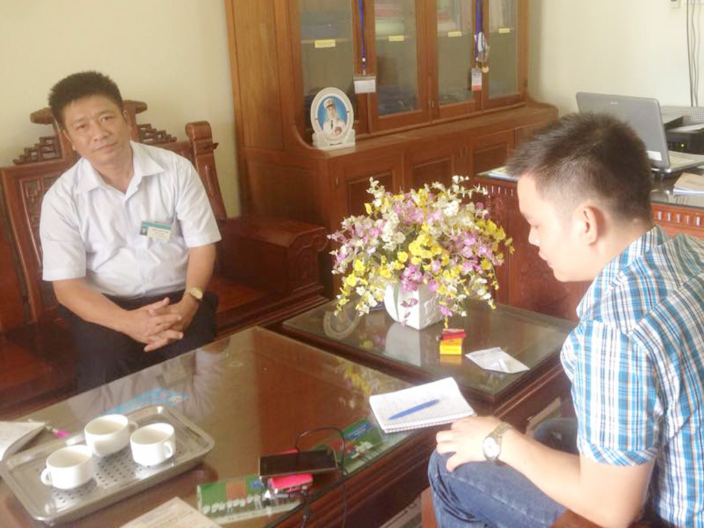 Ông Trần Xuân Yên, Hiệu trưởng Trường THPT Vũ Quang (bên trái) làm việc với phóng viên báo chí - Ảnh: Hải Dũng