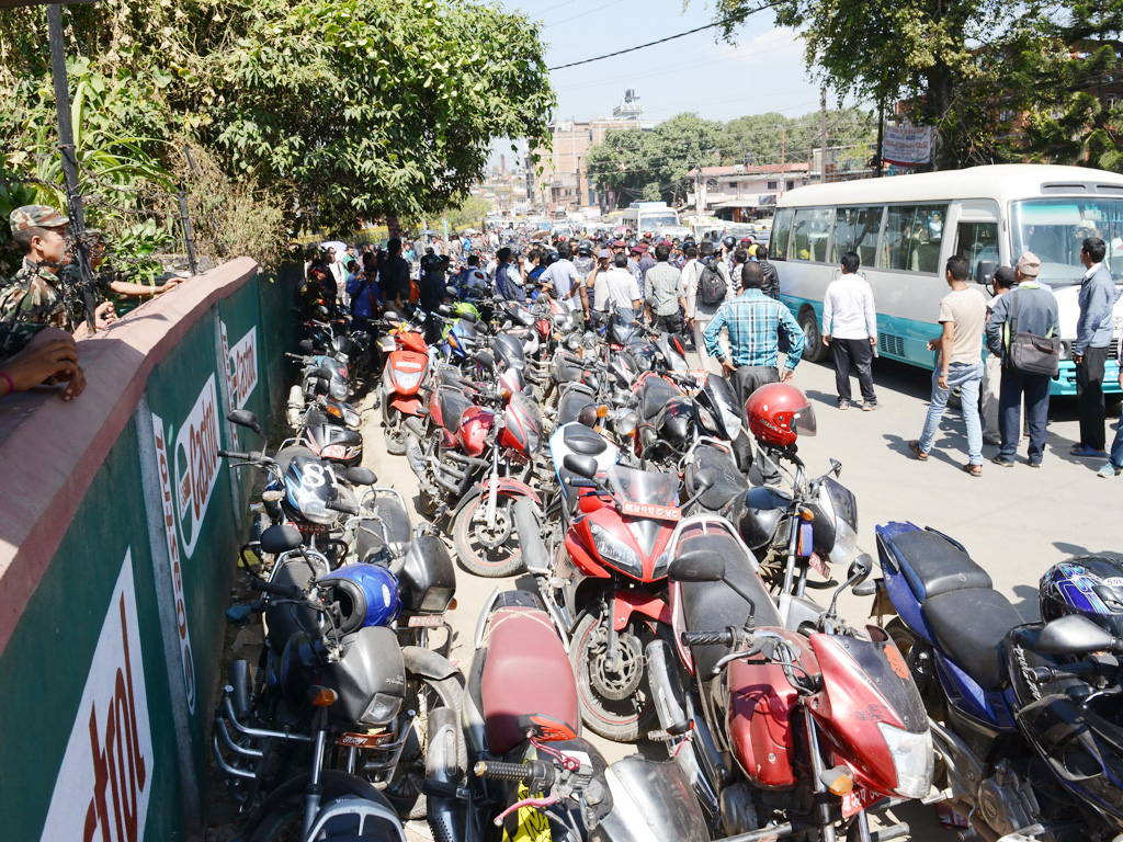Hàng dài xe cộ quanh một cây xăng ở Kathmandu - Ảnh: AFP