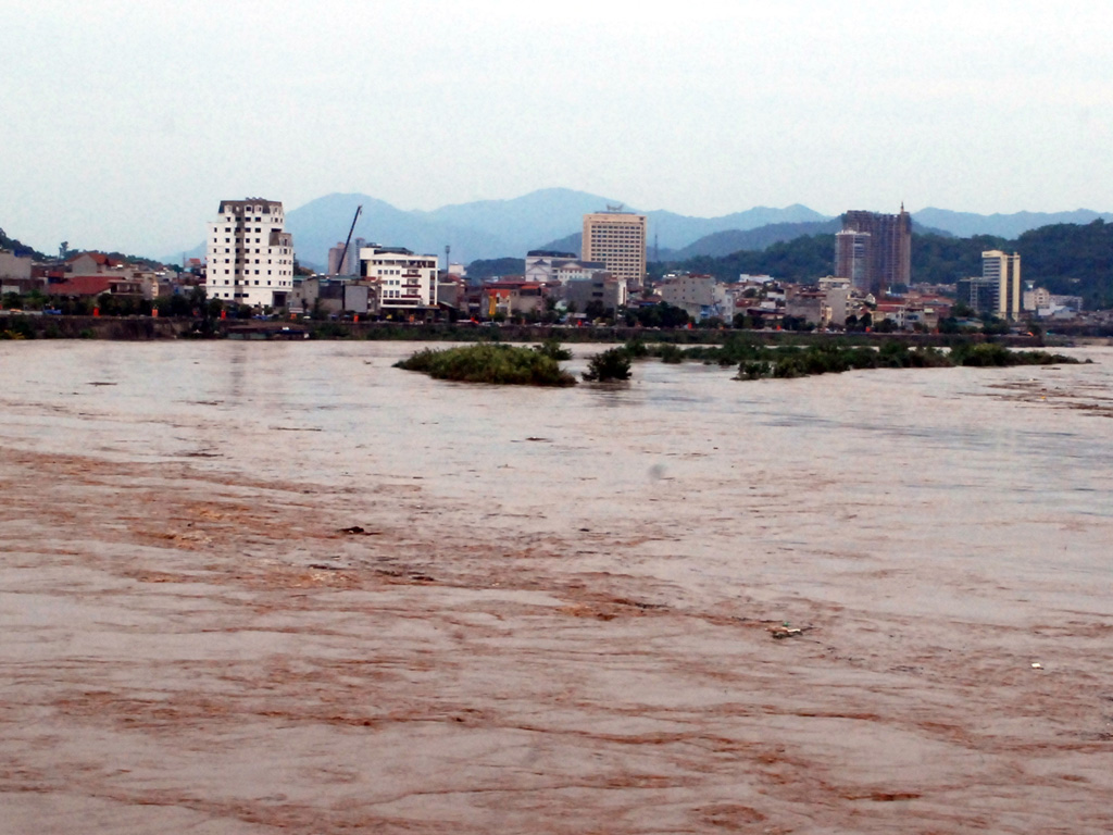Lũ sông Hồng dâng cao trong ngày 11.10, nhấn chìm toàn bộ bãi bồi và hoa màu ven sông ở Lào Cai và các địa phương dọc theo sông Hồng - Ảnh: Khánh Vân