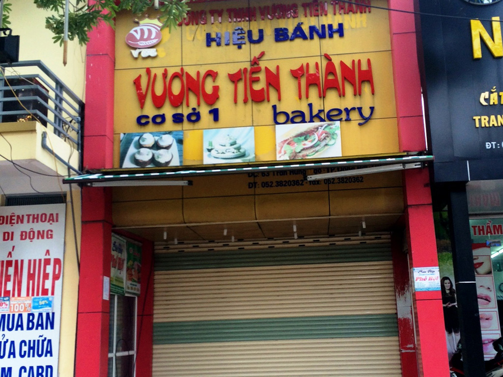 Cơ sở chính của tiệm bánh Vương Tiến Thành trên đường Trần Hưng Đạo đã dừng hoạt động do bị đình chỉ - Ảnh: Trương Quang Nam