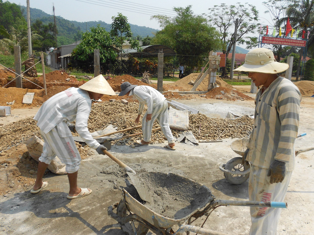 Phạm nhân ở Trại giam Kim Sơn đang lao động và học tập làm lại cuộc đời - Ảnh: Tâm Ngọc