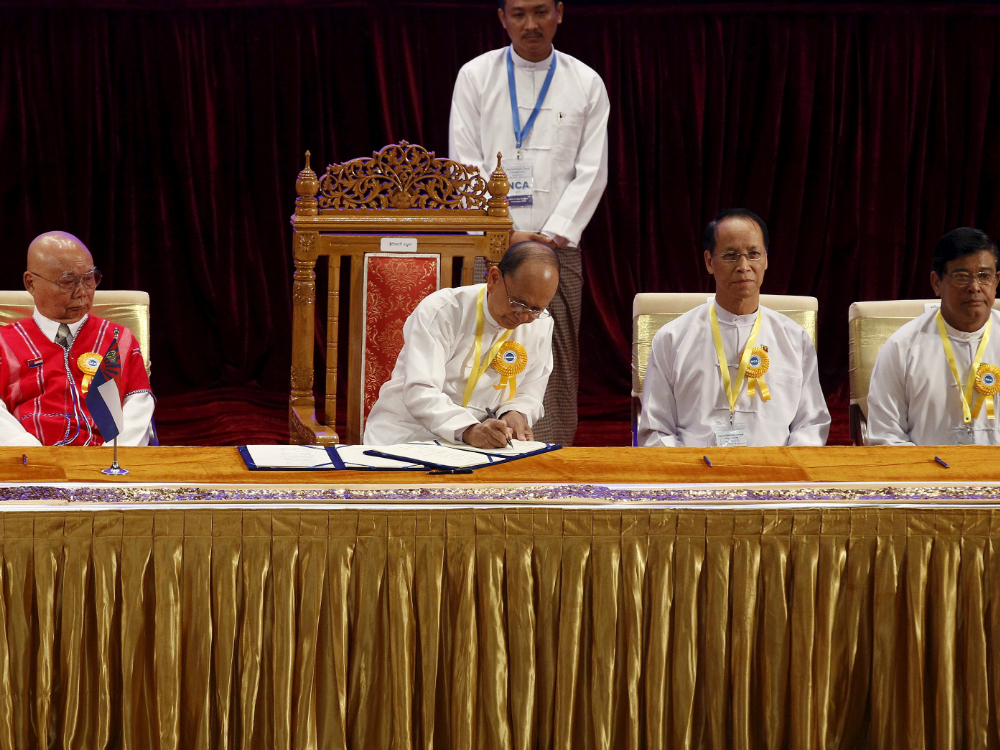 Tổng thống Thein Sein (thứ hai từ trái sang) đặt bút ký thỏa thuận ngừng bắn tại Naypyitaw, Myanmar ngày 15.10 - Ảnh: Reuters