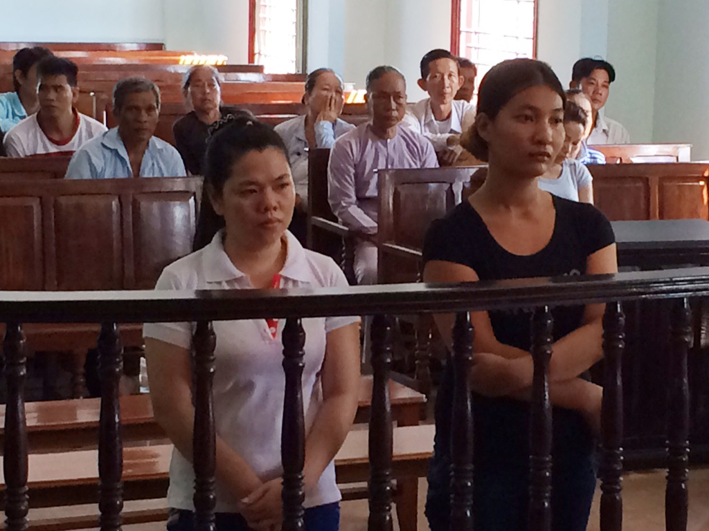 Bị cáo Trần Ngọc Muội (phải) và Nguyễn Thị Ly bị TAND TP.Cần Thơ đưa ra xét xử sơ thẩm ngày 18.5 về tội mua bán người - Ảnh: Mai Trâm
