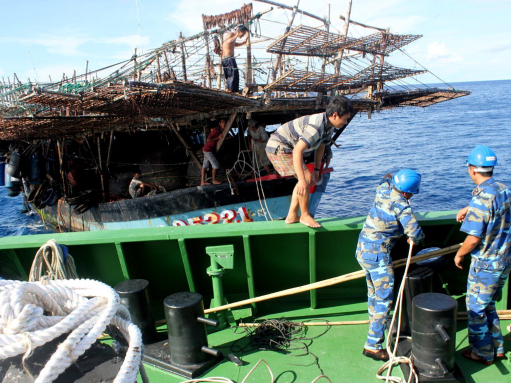 Bộ đội tàu BTL Vùng 4 Hải quân cứu hộ tàu cá ngư dân bị nạn trên vùng biển Trường Sa