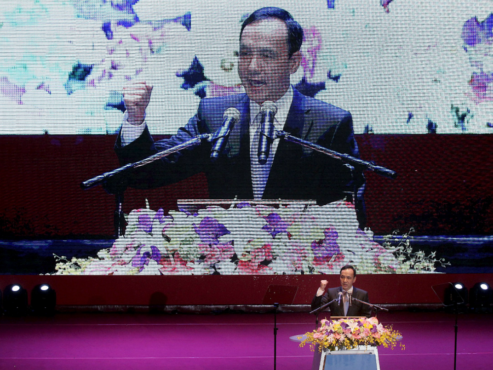 Chủ tịch Quốc dân đảng Chu Lập Luân, người vừa được chọn làm ứng viên ra tranh cử chức lãnh đạo, trong bài phát biểu ở đại hội của đảng này vào ngày 17.10 - Ảnh: Reuters