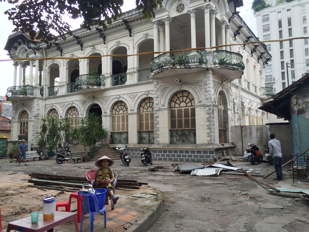 Tháo dỡ những hàng quán cho thuê mướn phía trước căn biệt thự (chụp lúc 16 giờ ngày 19.10) - Ảnh: Quỳnh Trân