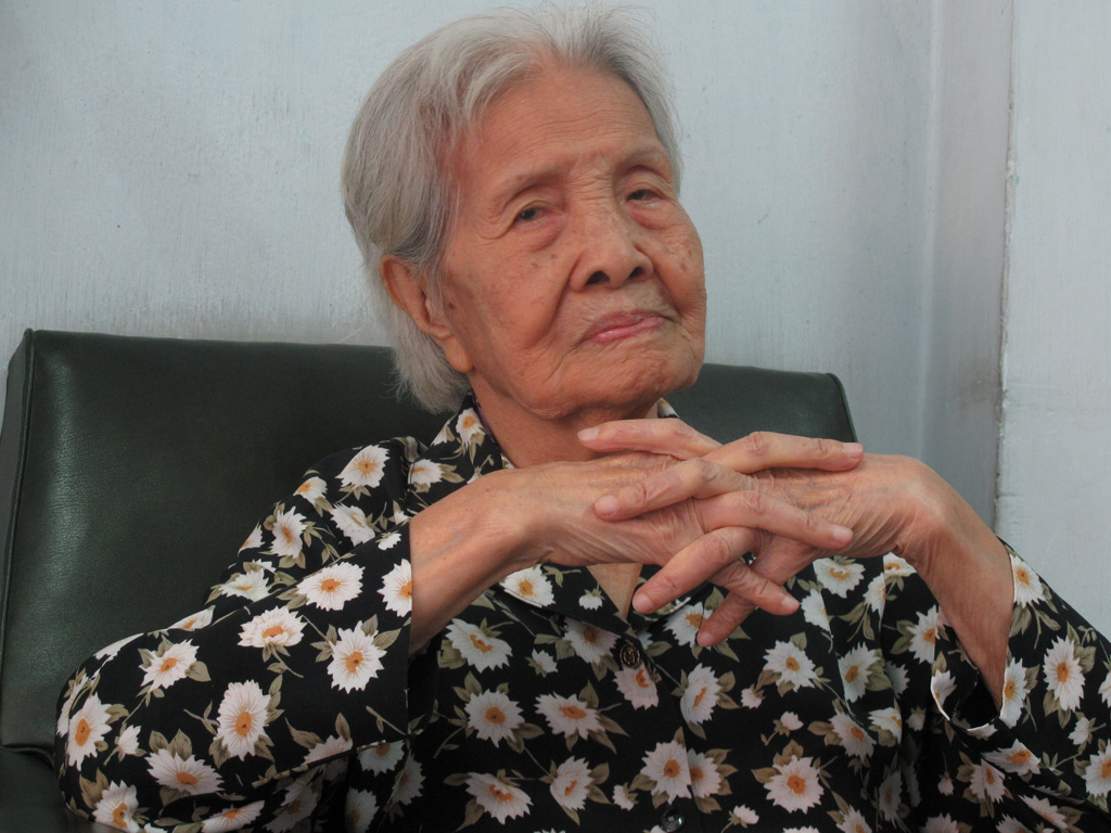 Bà Hà Giang ở tuổi 100 tại nhà riêng (TP.HCM) - Ảnh: Kiều Mai Sơn