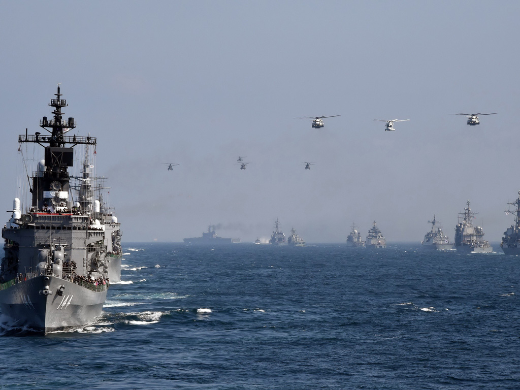 Tàu chiến và máy bay tham gia thao diễn ngoài khơi vịnh Tokyo - Ảnh: AFP