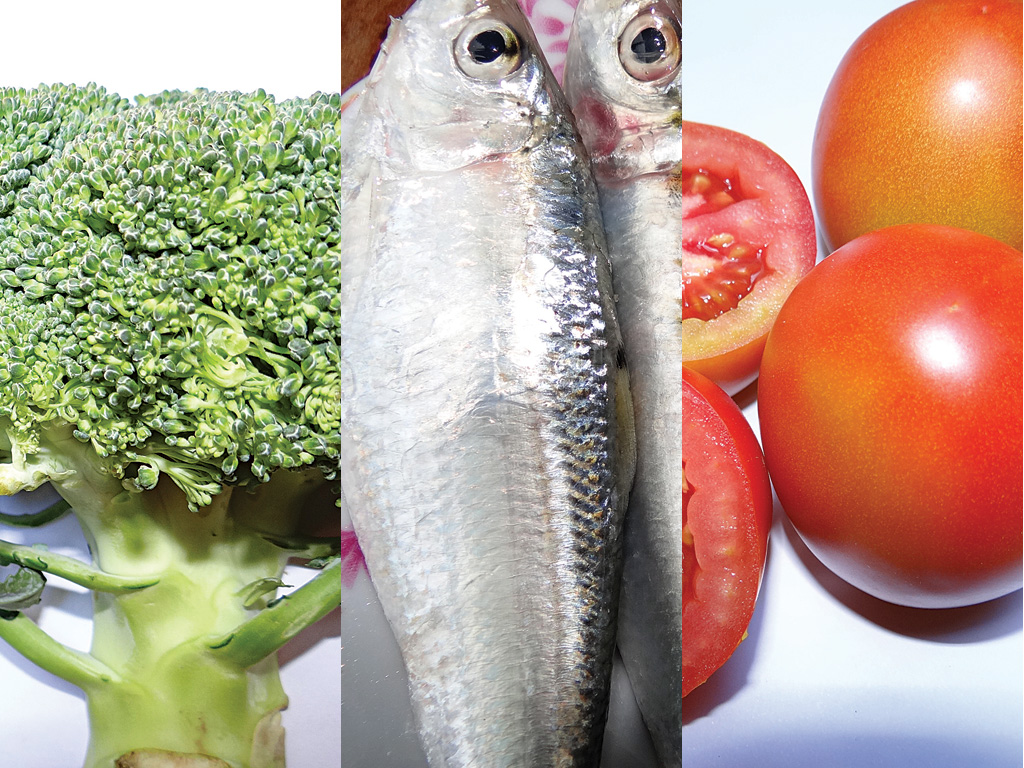 Bông cải xanh, cá trích, cà chua... là thực phẩm có thể giúp ngừa nhiều chứng bệnh - Ảnh: Minh Khôi