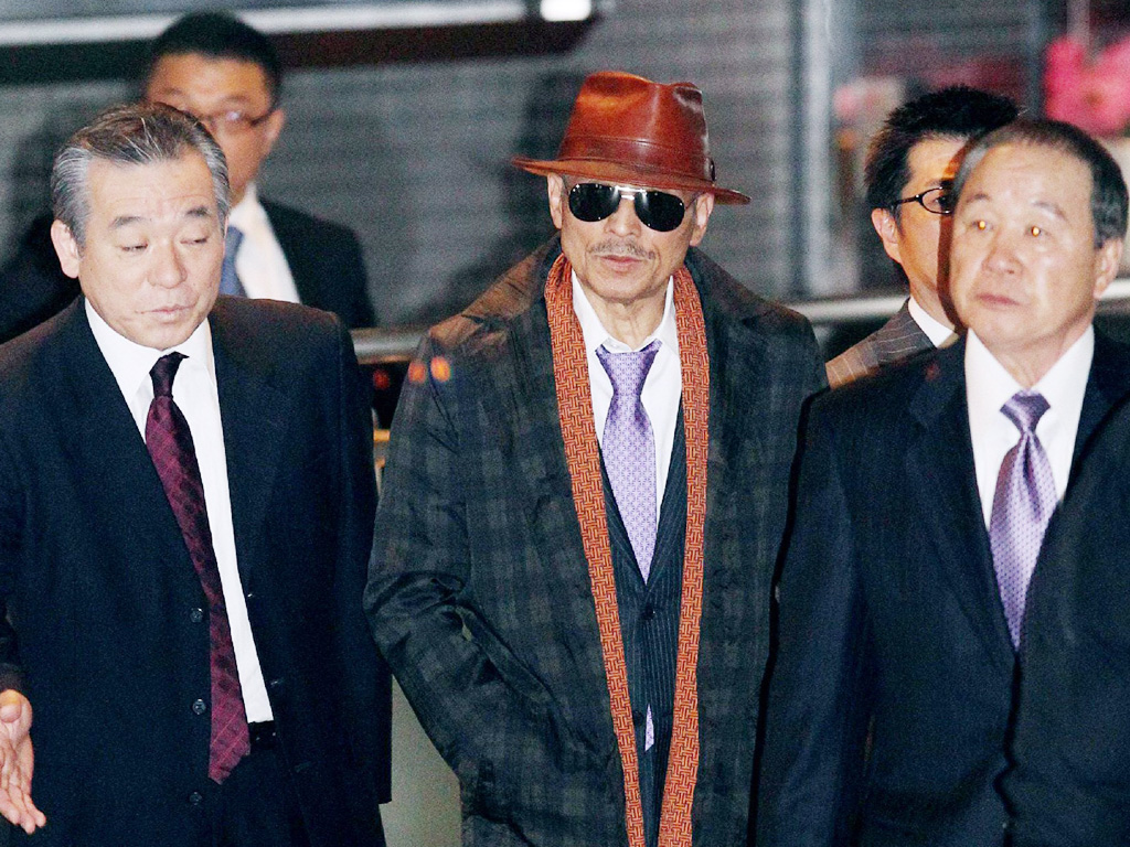 Ông trùm Kenichi Shinoda (giữa) của băng Yamaguchi-gumi hiện đối mặt áp lực từ nhiều phía - Ảnh: AFP