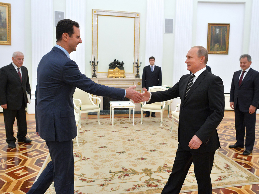 Tổng thống Nga Vladimir Putin (phải) chào đón người đồng cấp Syria Bashar al-Assad tại Điện Kremlin ngày 20.10 - Ảnh: AFP