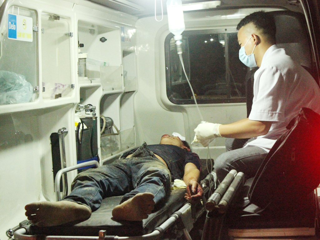 Nạn nhân bị người dân đánh bất tỉnh và bị thương trong đêm 22.10 - Ảnh: Phạm Đức