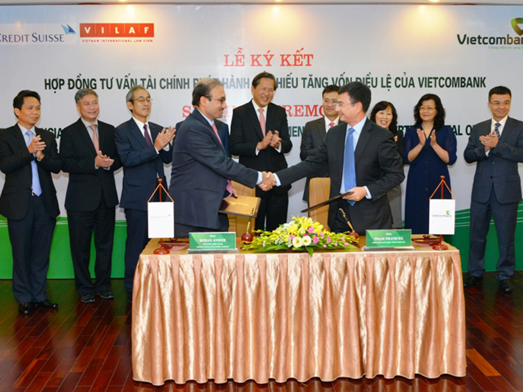 Ông Phạm Thanh Hà – Phó Tổng giám đốc Vietcombank (bên phải) và ông Ông Rehan Anwer - Giám đốc điều hành Credit Suisse Singapore (bên trái) thực hiện nghi thức ký kết hợp đồng tư vấn tài chính phát hành cổ phiếu tăng vốn điều lệ của Vietcombank