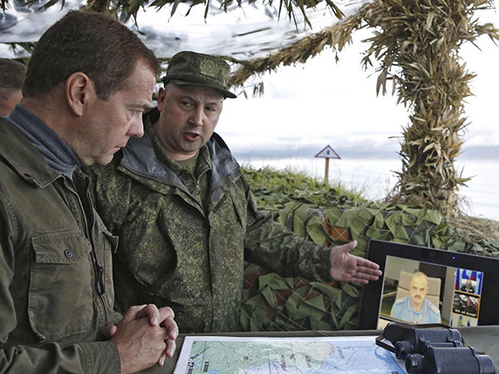 Thủ tướng Nga Dmitry Medvedev thăm một trung đoàn ở Nam Kuril/Vùng lãnh thổ phía bắc hồi tháng 8 - Ảnh: Reuters