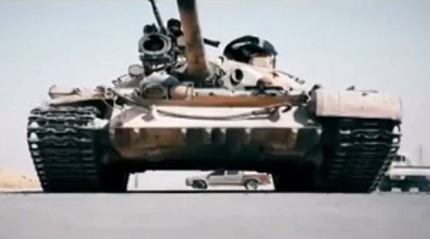 Một xe tăng của IS - Ảnh: Mirror

