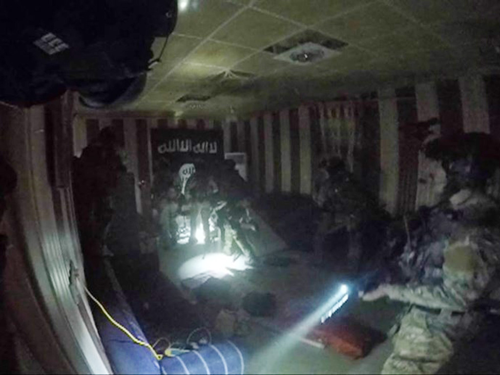 Một cảnh trong clip giải cứu con tin từ tay IS ở Iraq - Ảnh: Chụp từ clip