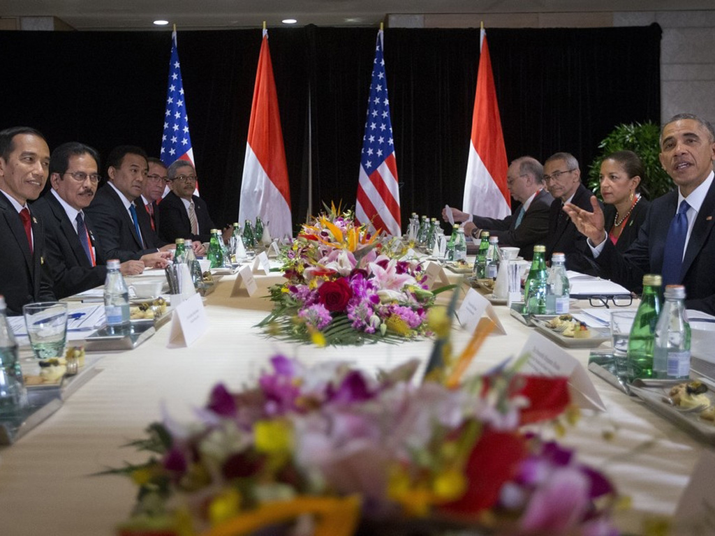 Tổng thống Widodo (trái) và Tổng thống Obama cùng phái đoàn 2 nước gặp gỡ bên lề Hội nghị APEC 2014 ở Bắc Kinh - Ảnh: The Wall Street Journal