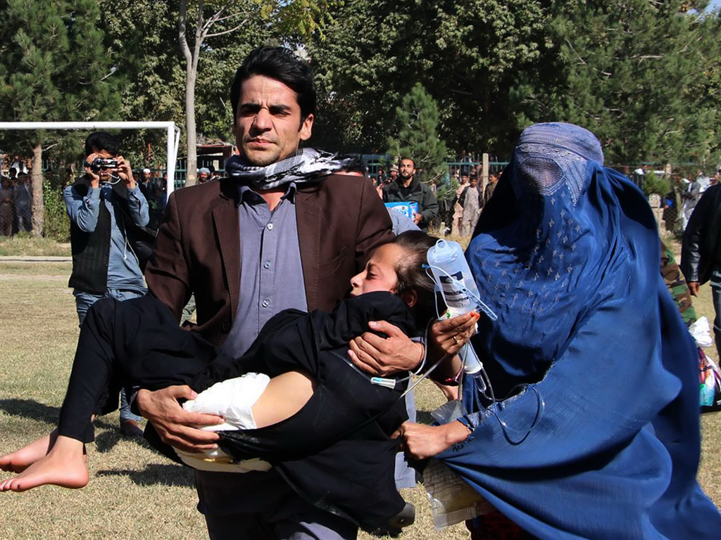 Một bé gái Afghanistan được gấp rút chuyển đến bệnh viện sau khi bị thương trong trận động đất - Ảnh: AFP