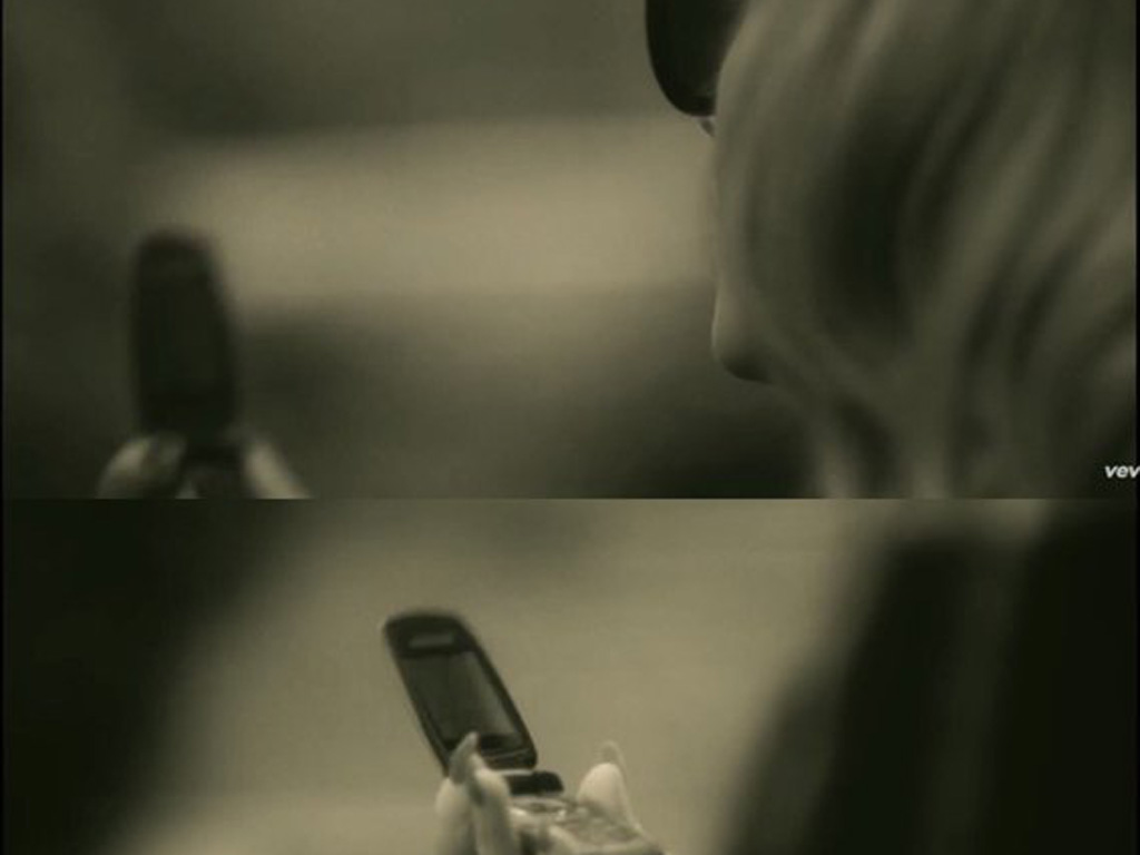 Adele và chiếc điện thoại nắp gập trong 'Hello' -  Ảnh: BBC