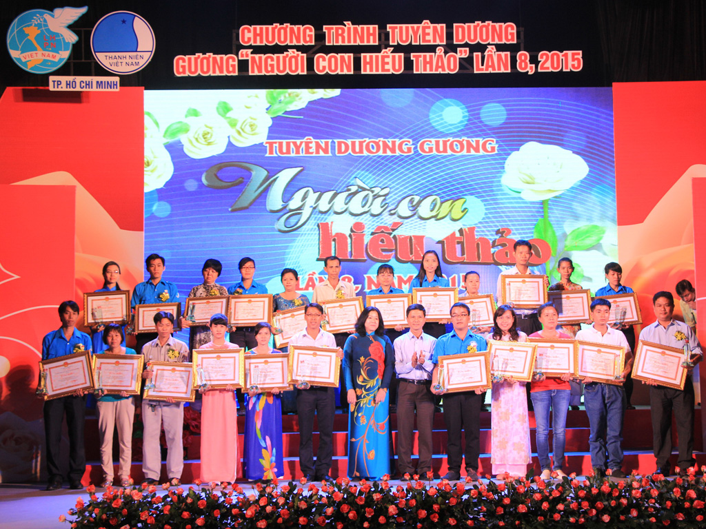 Tuyên dương các gương điển hình “Người con hiếu thảo” năm 2015 - Ảnh: Lê Thanh