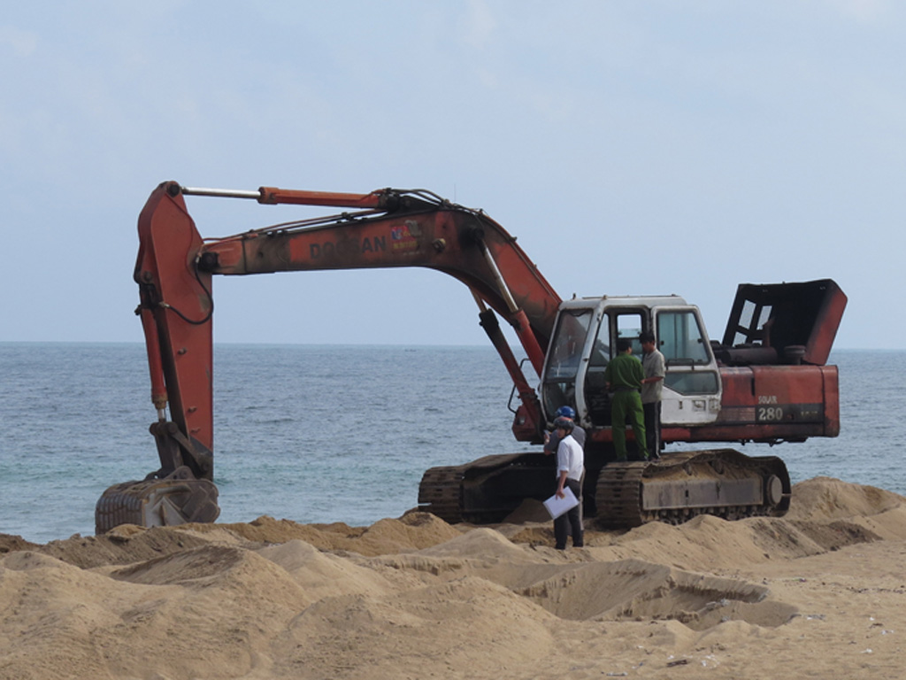 Lực lượng chức năng bắt quả tang xe múc đang khai thác cát trái phép tại bờ biển - Ảnh: Đức Huy