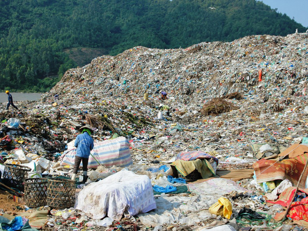 Bãi rác Khánh Sơn gây ô nhiêm môi trường khiến người dân bức xúc dẫn đến chặn xe chở rác – Ảnh: Hoàng Sơn