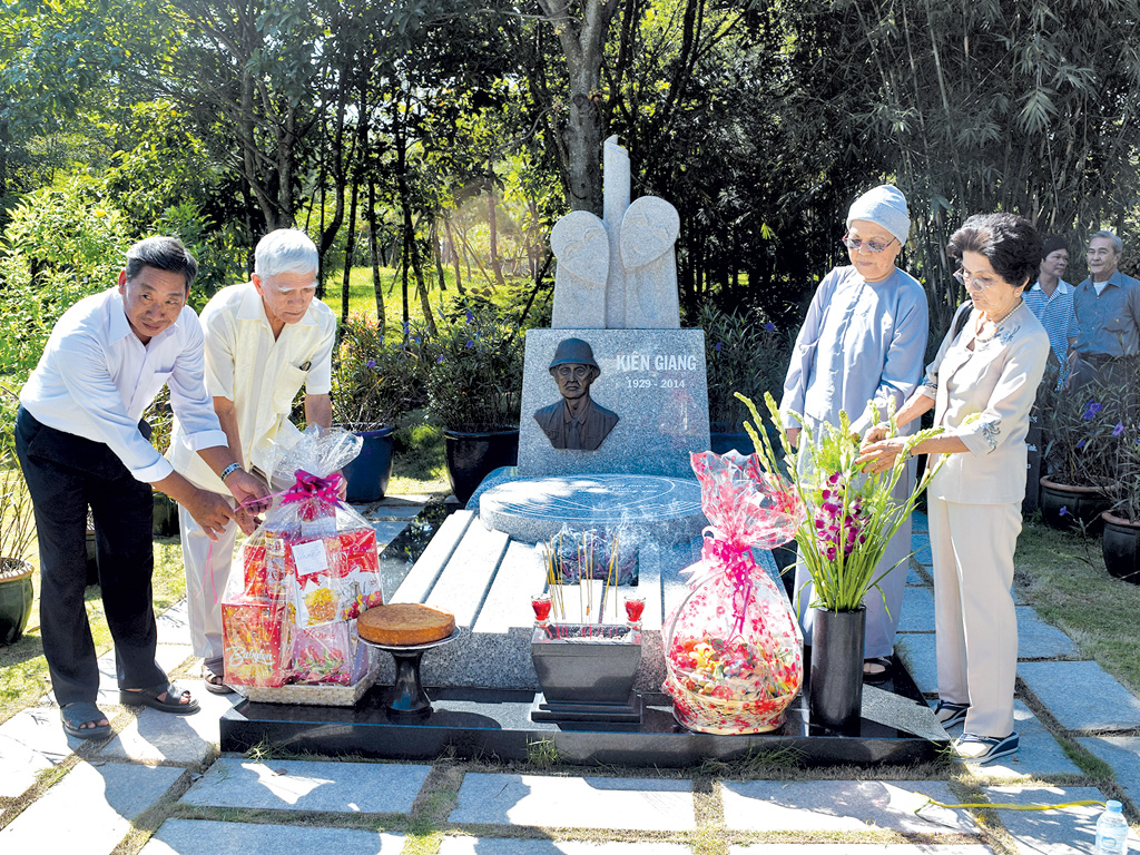 Gia đình, bạn bè thân hữu viếng mộ nhà thơ Kiên Giang - Ảnh: C.N